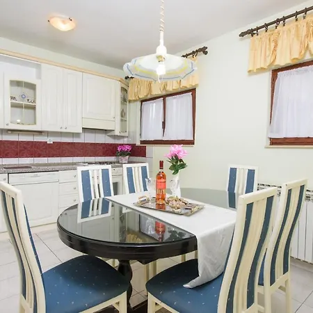 Lucy's Place شقة