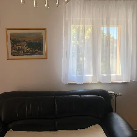 Lucy's Place Apartment *