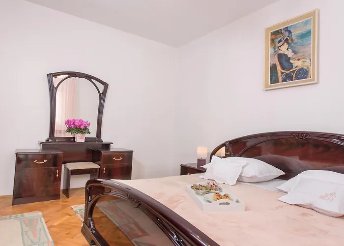 Lucy's Place * Split